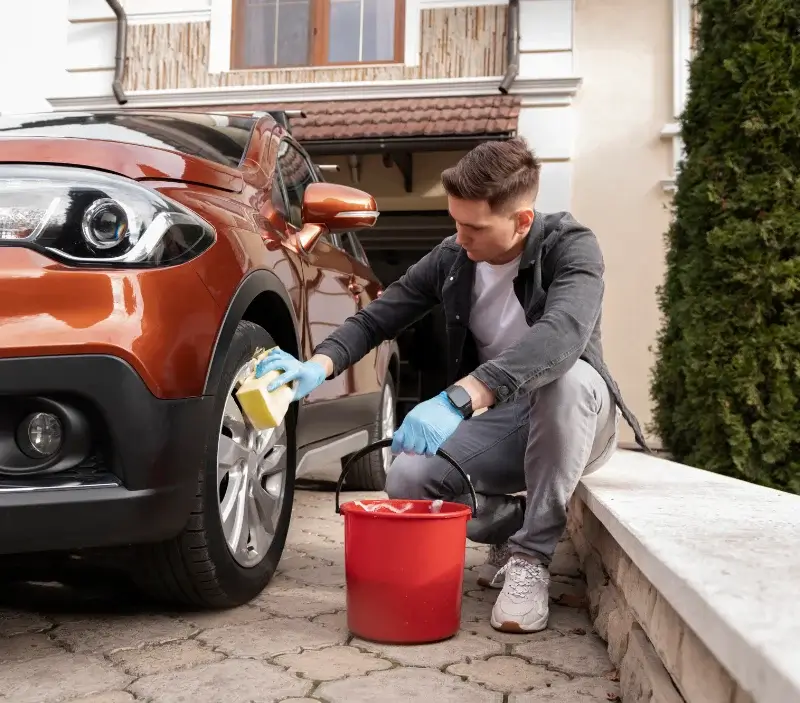 Lavage auto à domicile Criquetot-sur-Ouville : professionnel intervenant sur un véhicule